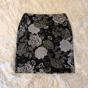 Grey tone floral pencil skirt.